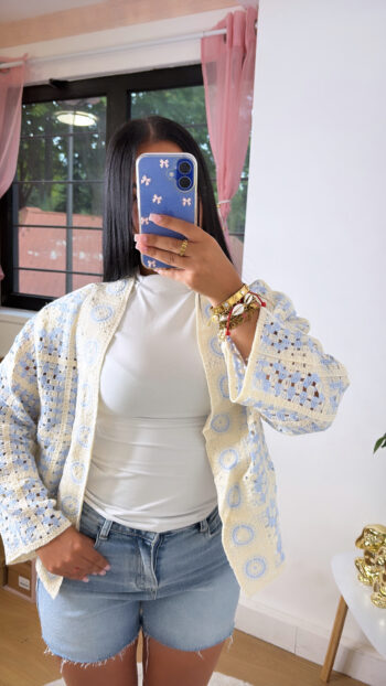 Cardigan crochet pastel bleu & crème – Image 2